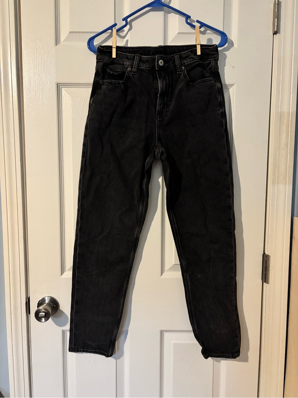 American Eagle Outfitters Black High-Rise mom Jeans